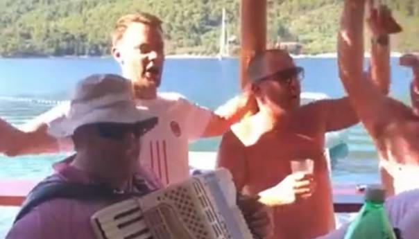 Neuer u Dalmaciji pjeva kontroverznu Thompsonovu pjesmu