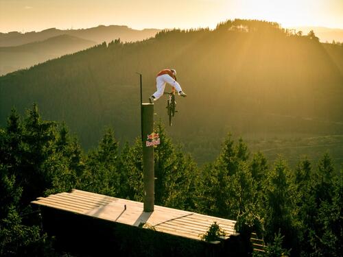 Neustrašivi Erik Fedko izvodio skokove i trikove iznad krošnji drveća