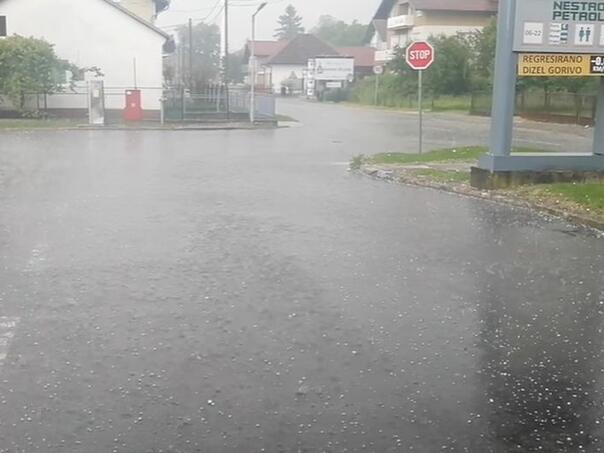 Nevrijeme na sjeveru BiH: Padao grad veličine jajeta