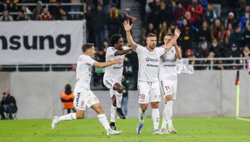 Nevjerovatan gol Podolskog sa svoje polovine terena