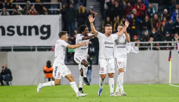 Nevjerovatan gol Podolskog sa svoje polovine terena