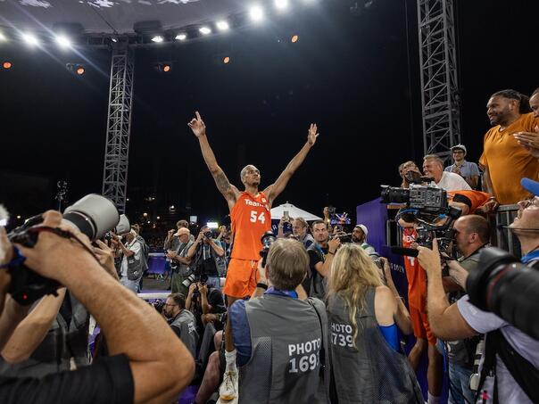 Nevjerovatan pobjednički šut preko ruke za pobjedu Holanđana u basketu