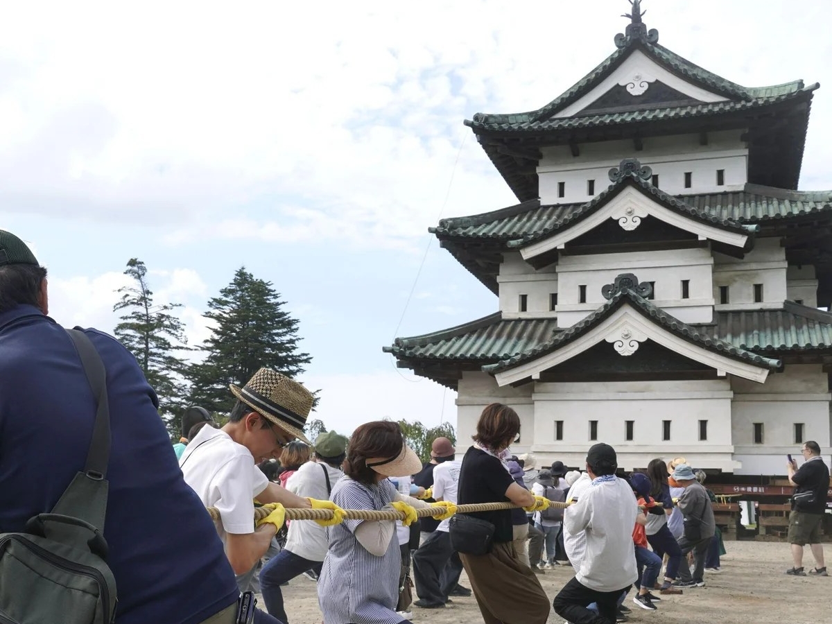 Nevjerovatan prizor iz Japana: Hiljade ljudi vuku dvorac težak 400 tona