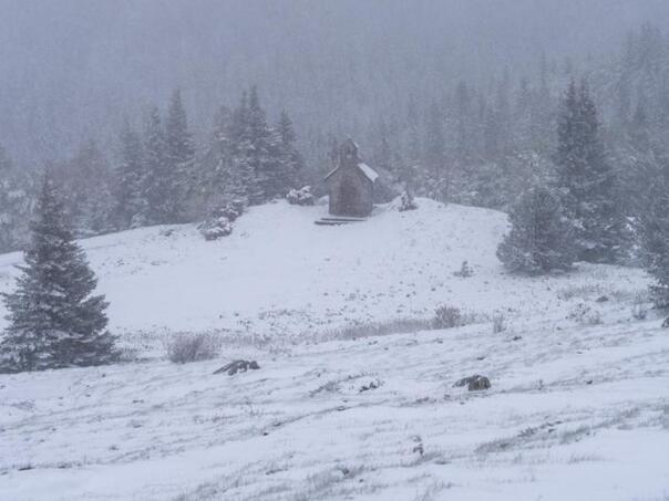 Nevjerovatan prizor u Hrvatskoj: Snijeg zabijelio planinu krajem maja