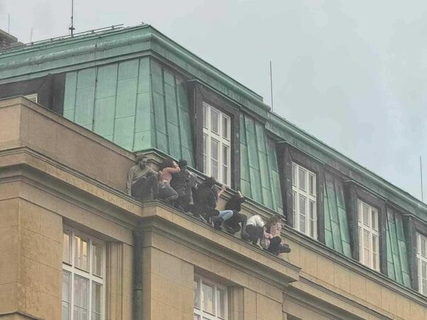 Nevjerovatna fotografija: Studenti nisu birali način da se spase od ubice