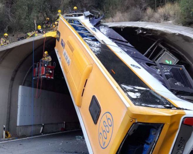 Nevjerovatna nesreća u Španiji: Autobus se okomito zabio u tunel