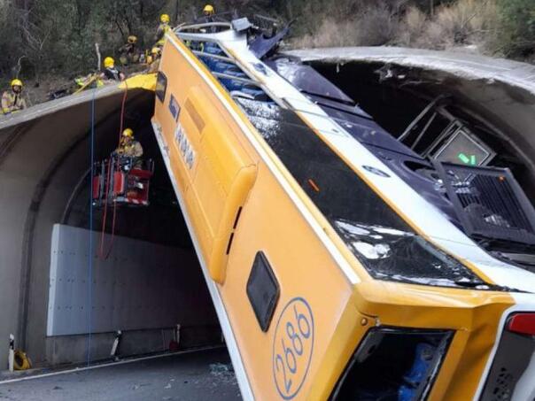 Nevjerovatna nesreća u Španiji: Autobus se okomito zabio u tunel