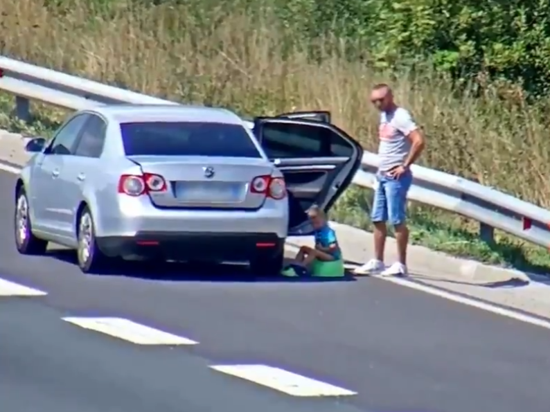 Nevjerovatna scena: Otac se zaustavio nasred autoputa i stavio dijete na tutu