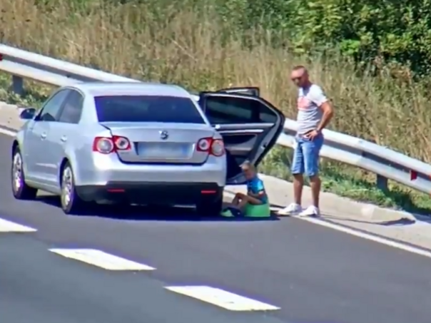 Nevjerovatna scena: Otac se zaustavio nasred autoputa i stavio dijete na tutu