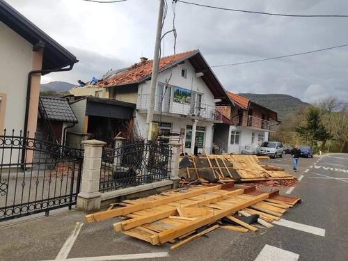 Nevrijeme izazvalo haos u Krajini: Vjetar obarao stabla na objekte