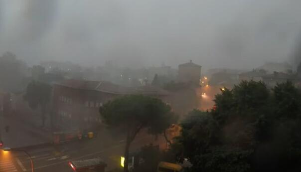 Nevrijeme na širem riječkom području rušilo stabla, munja zapalila krov