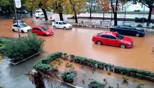 Nevrijeme pogodilo Hrvatsku, gradovi pod vodom, prijete poplave