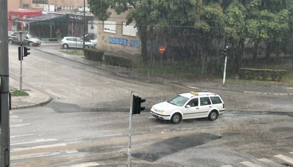 Nevrijeme pogodilo Sarajevo, kolaps u saobraćaju