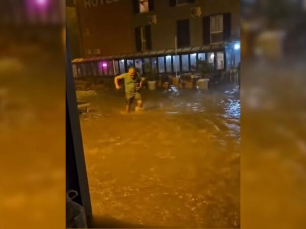 Nevrijeme poharalo Karlobag: Voda do koljena, vjetar nosio sve pred sobom
