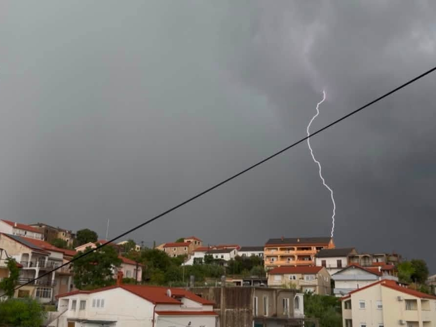 Nevrijeme poharalo Kvarner: Poplavljeni vrtić i policija, stabla padala na automobile