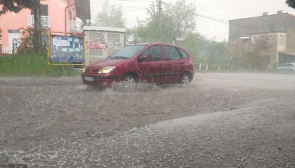 Nevrijeme praćeno gradom pogodilo Tuzlu