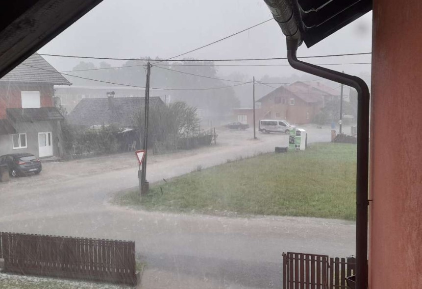 Nevrijeme 'prohujalo' Zagrebom: Porušena stabla, oštećeni dimnjaci...