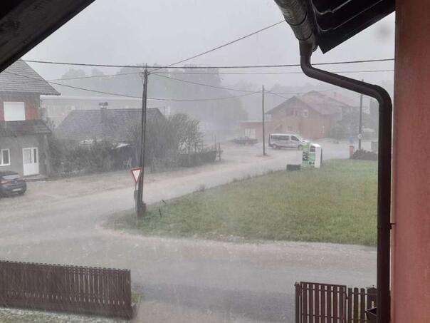 Nevrijeme 'prohujalo' Zagrebom: Porušena stabla, oštećeni dimnjaci...