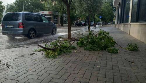 Nevrijeme s obilnom kišom u Mostaru lomilo grane, poplavljene ulice i dvorišta