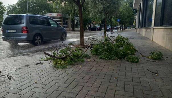 Nevrijeme s obilnom kišom u Mostaru lomilo grane, poplavljene ulice i dvorišta