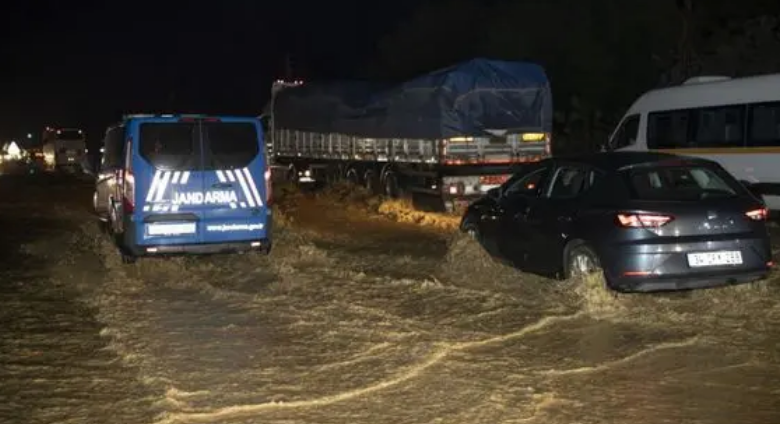 Nevrijeme u Ankari: Poplavljeni objekti, problemi u saobraćaju