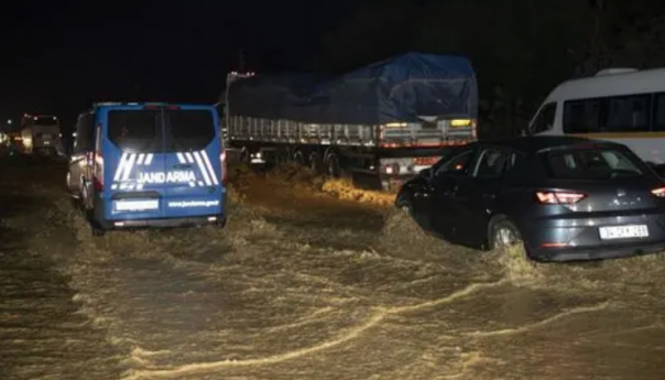 Nevrijeme u Ankari: Poplavljeni objekti, problemi u saobraćaju