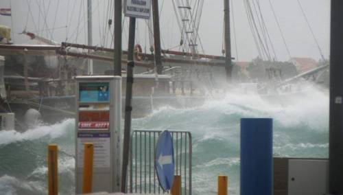 Nevrijeme u Dalmaciji: Dio obale pod morem, jugo rušilo stabla