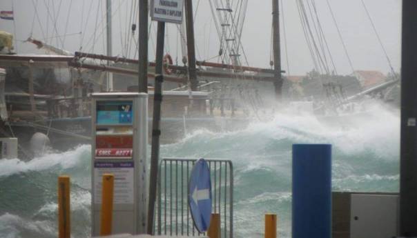 Nevrijeme u Dalmaciji: Dio obale pod morem, jugo rušilo stabla