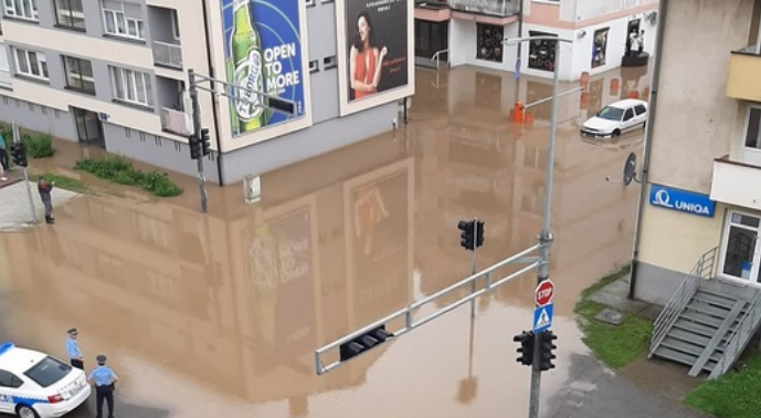Nevrijeme u Doboju i Tuzli: Ulice pod vodom, kolaps u saobraćaju