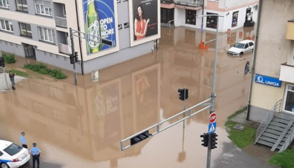 Nevrijeme u Doboju i Tuzli: Ulice pod vodom, kolaps u saobraćaju