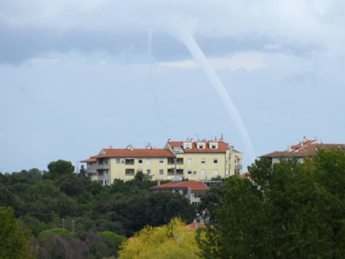 Nevrijeme u Hrvatskoj: Oluja u Sisku nosila krovove, pijavice u Istri
