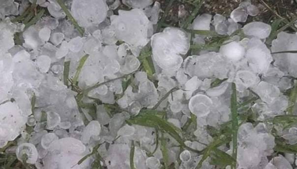 Nevrijeme u Hrvatskoj: Vjetar čupao krovove, led uništio automobile