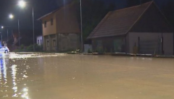 Nevrijeme u Prijedoru, poplavljen put prema Kozarskoj Dubici