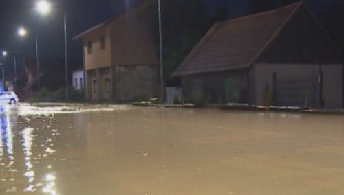 Nevrijeme u Prijedoru, poplavljen put prema Kozarskoj Dubici