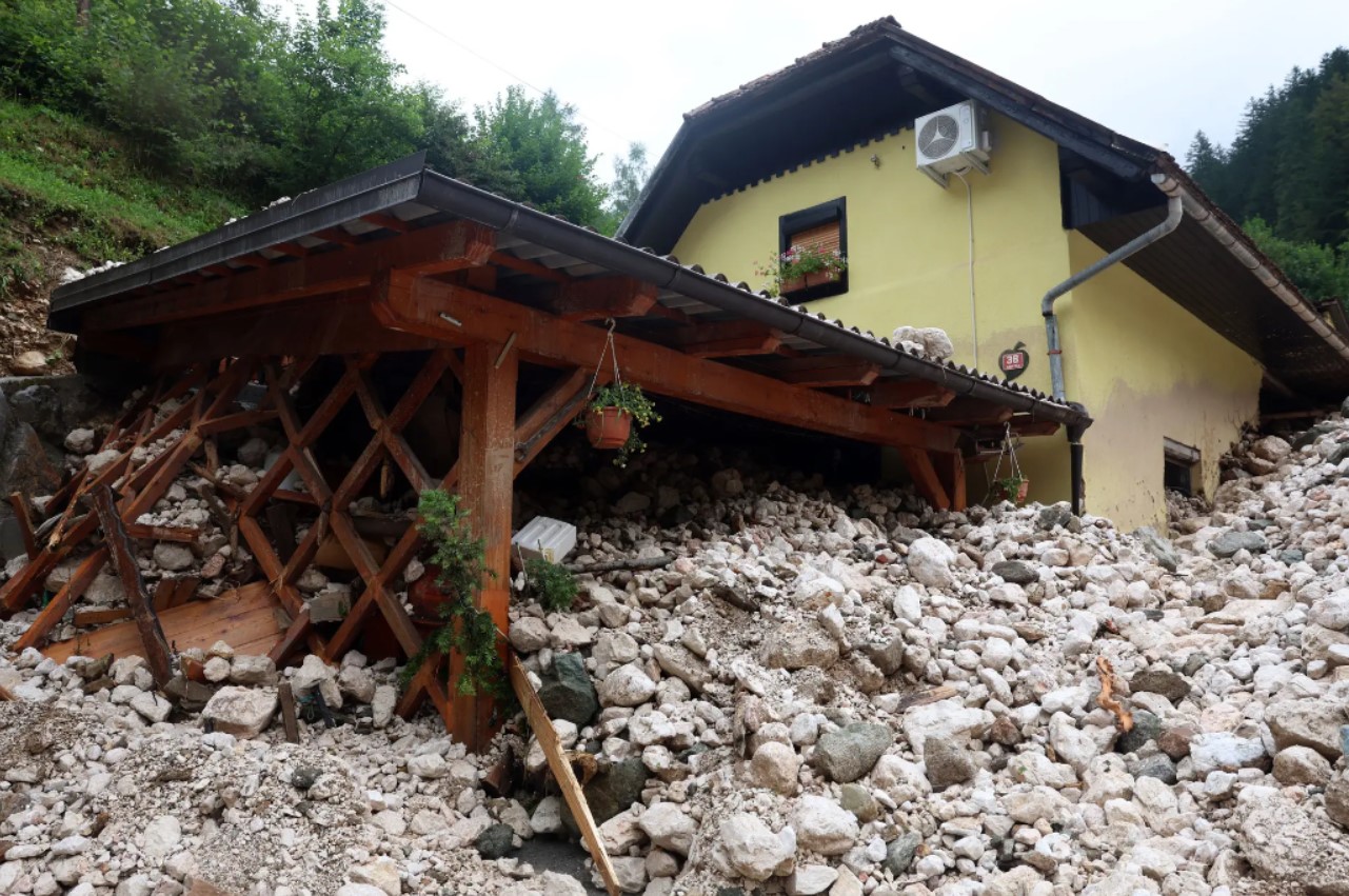 Nevrijeme u Sloveniji izazvalo odrone, zatrpano nekoliko kuća