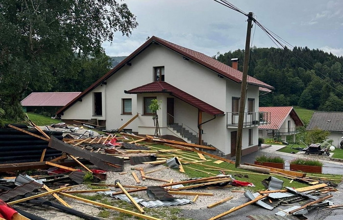 Nevrijeme u Sloveniji: Oštećeni krovovi, prozori i vozila
