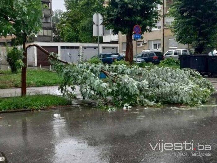 Nevrijeme u Tuzli: Polomljeno drveće, otežan saobraćaj