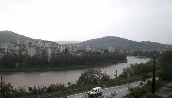 Nevrijeme u Zenici rušilo stabla, odronio se dio puta