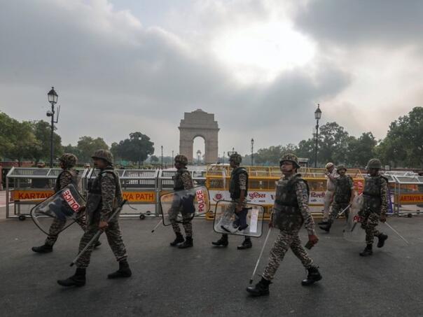 New Delhi paraliziran zbog protesta, policija udarila na "žohare"