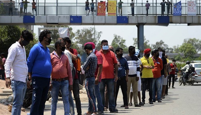 New Delhi uveo korona porez od 70 posto na alkohol zbog gužvi ispred prodavnica