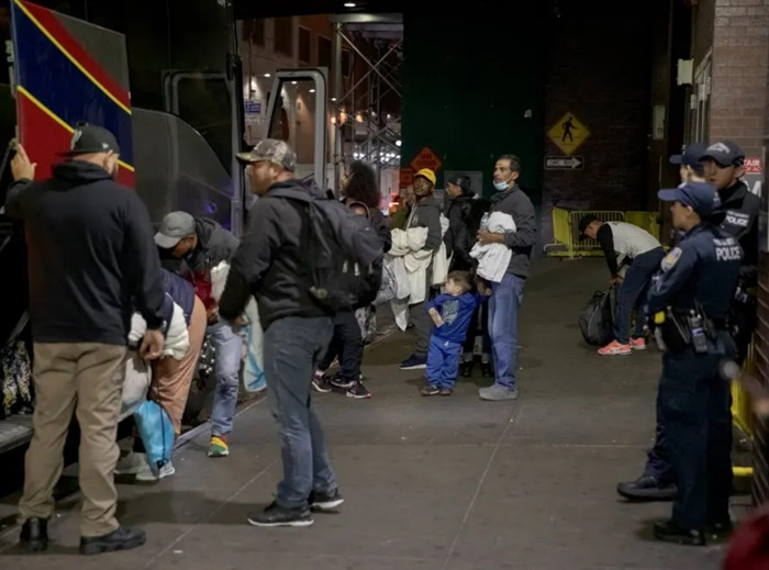 New York tuži 17 autobusnih kompanija zbog prijevoza migranata iz Texasa