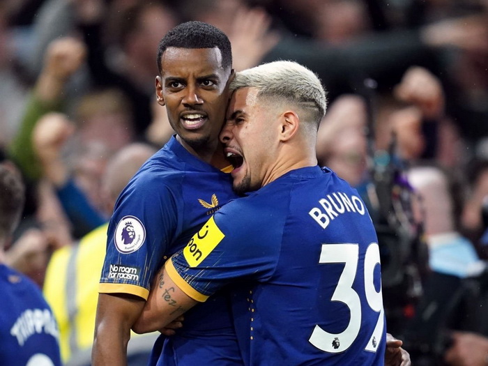 Newcastle primoran da proda dva ključna fudbalera