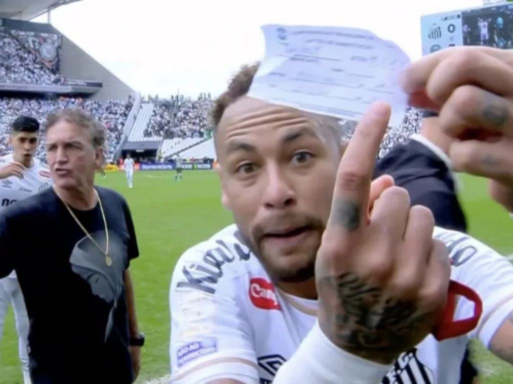 Neymar poludio zbog greške: Oteo papir i pokazao ga kamerama
