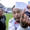 Neymar poludio zbog greške: Oteo papir i pokazao ga kamerama