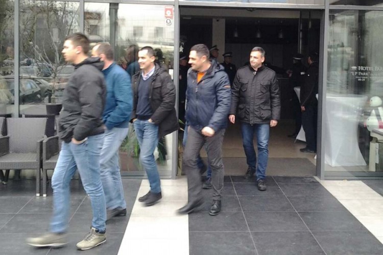 Nezadovoljni članovi SP-a izašli iz sale nakon upozorenja policije