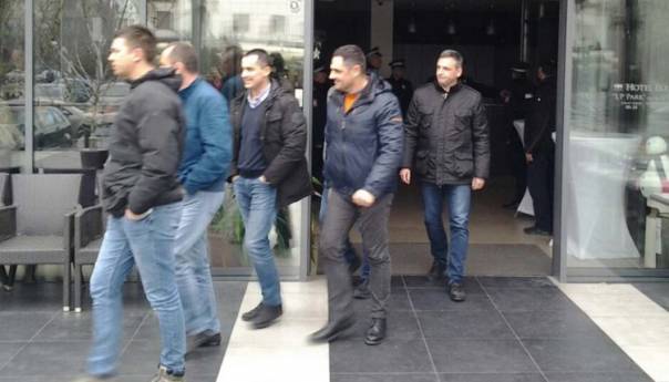 Nezadovoljni članovi SP-a izašli iz sale nakon upozorenja policije