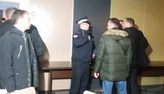 Nezadovoljni članovi SP nasilno ušli u salu, došla policija