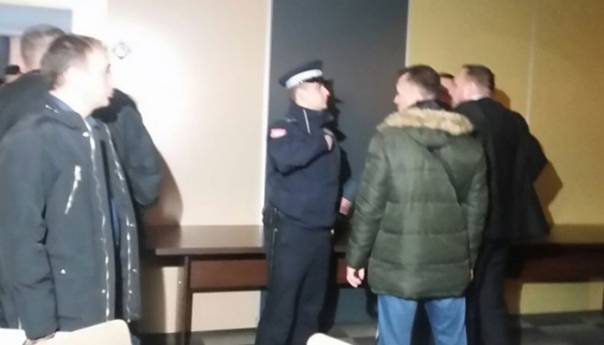 Nezadovoljni članovi SP nasilno ušli u salu, došla policija