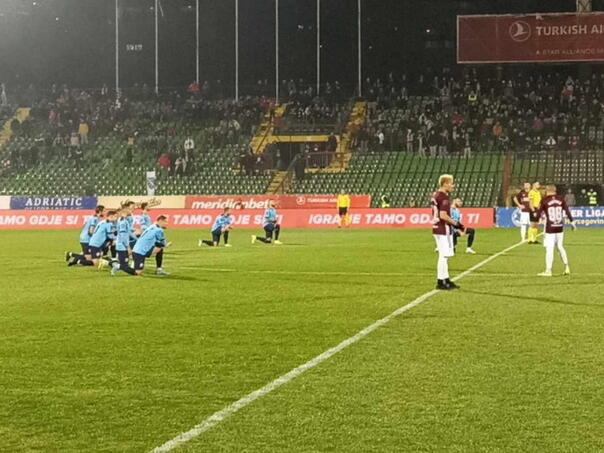Nezadovoljni igrači Tuzla Cityja kleknuli na teren