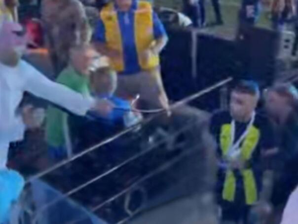 Nezapamćen skandal: Navijač bičevao fudbalera